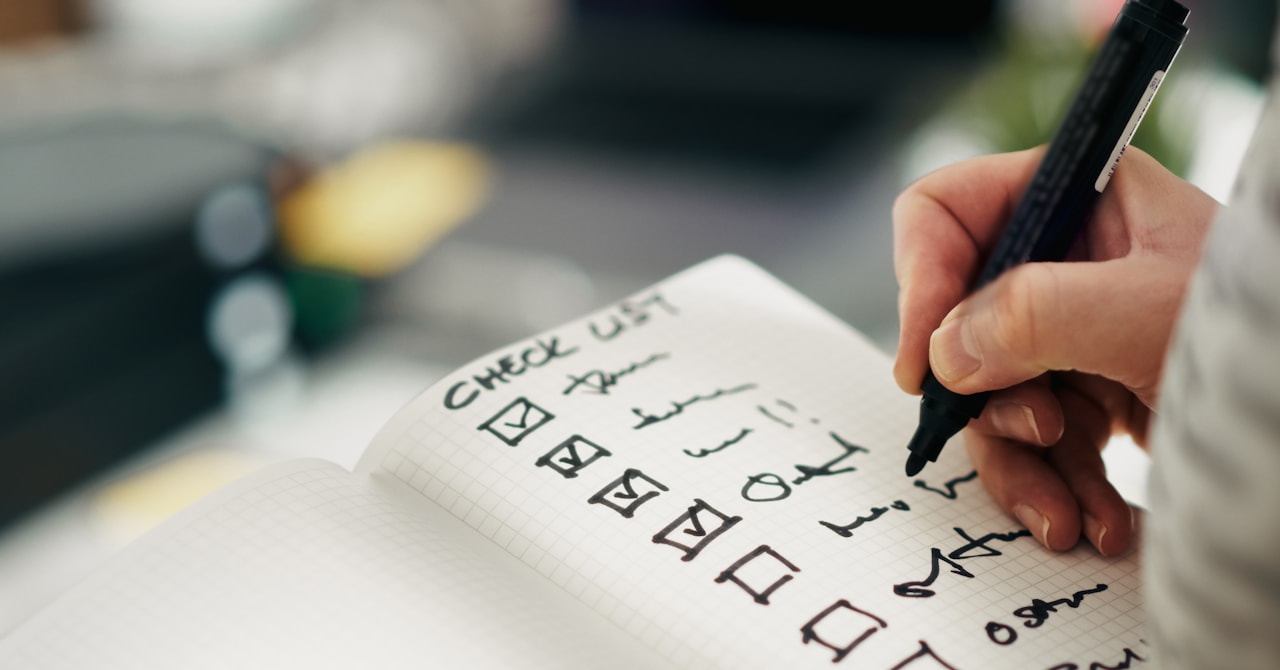 チェックリストに記入する様子